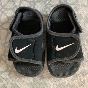 Toddler / baby Nike black sandals size 5